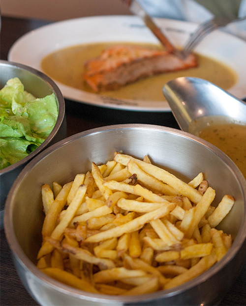 frites  volont et bol de salade